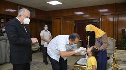 محافظ قنا يستدعي طبيبا إلى مكتبه للكشف على طفلة