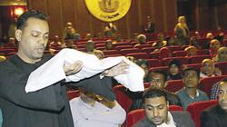 مستثمر يقدم الكفن لمحافظ الأقصر طالباً الموافقة على مشروع.. و«بدر»: أوراقه مضروبة