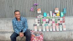 رحلة «حسن» من البازار للرصيف: شواحن وسماعات.. ولا ذل السؤال