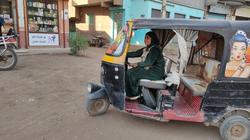 «حنان» سائقة توكتوك بالمنوفية: «باشتغل من الفجر وبصرف على 4 أشخاص»