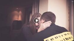 بالفيديو| رجل إطفاء يفاجئ حبيبته بـ"سلم المطافئ" ليطلب يدها