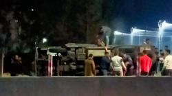 انقلاب سيارة نصف نقل محملة بأكياس القطن في المحلة (صور)