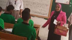 مدير شرق التعليمية بالإسكندرية لطلاب مدرسة ثانوي: عليكم بالجهد والتعب