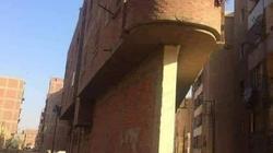 عمارة مكونة من طابقين تقف على جدار واحد في سوهاج.. ما قصتها؟