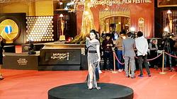 رانيا يوسف تتألق على "ريد كاربت" القاهرة السينمائي بفستان "زيبرا"