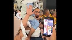 معتمر يطوف حاملا أمه أمام الكعبة.. رد فعلها يخطف القلوب (فيديو)