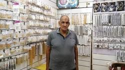 "الصينى" يطرد "الأصلى" فى حارة اليهود: «مكسبه مضمون»