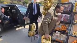 بائع الفاكهة: الرئيس اشترى مني ورفض يخلي عليا