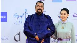 النجم العالمي ستيفن سيجال على الريد كاربت في ختام مهرجان الجونة