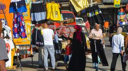 صور| "فرشة الرصيف".. ملجأ الغلابة بالإسكندرية للهروب من مفرمة الأسعار