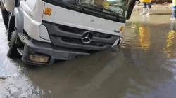 سقوط سيارة صرف في هبوط أرضي أثناء شفط المياه بالإسكندرية