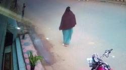 صور.. منتقبة تلقي رضيعا بعد دقائق من ولادته بالشارع في الدقهلية