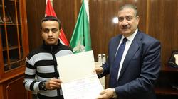 "أبو ليمون" يكرم طالبا حصل على المركز الأول في مسابقة لحفظ القرآن