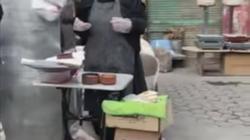 «زوجها اختفى وأهله طردوها».. «أم حمزة» تبيع سندوتشات بالشارع لتربية 4 أبناء
