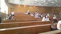 وسط إجراءات احترازية.. طلاب جامعة عين شمس يؤدون امتحانات نهاية العام