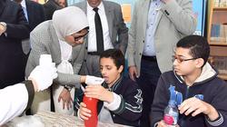 بالصور| وزيرة الصحة تطعم طلاب الإبتدائية ضد "الديدان" بنفسها