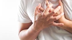 لا داعي للذعر.. اكتشف الأسباب الحقيقية لنغزات الصدر المتكررة