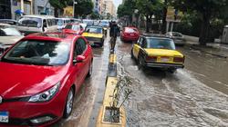 تراكم مياه الأمطار يعوق حركة المرور في جليم بالإسكندرية
