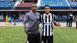 أب يتصدى لركلة جزاء تسبب فيها ابنه: "لم أكن لأترك الكرة تدخل مرماي"