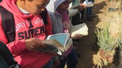 طلاب معهد «دمتيوه» بكوم حمادة يختمون القرآن على قبر معلمهم