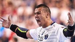 وزير الرياضة يهنئ لاعب منتخب اليد بعد فوزه بدوري أبطال أوربا