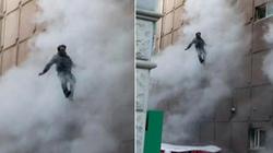 "انفد بجلدك".. رجل يقفز من الطابق الثامن أثناء مأساة "جيشيون"
