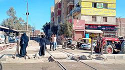خفير مزلقان يضحي بحياته لإنقاذ مواطن