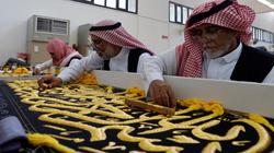 بخيوط الحرير والفضة وماء الذهب.. رحلة صناعة كسوة الكعبة السنوية