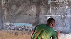 بالصور| مدرس حاسب آلي "بدون كمبيوتر" يعلم التلاميذ بطريقة غريبة