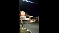 قطار يصدم شاحنة في إندونيسيا.. وإصابة راكب بجروح طفيفة (فيديو)