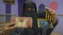 ظلت 18 عاماً حبيسة المنزل ثم خرجت لتحقق حلمها.. «فاطمة» تحول «عرجون النخل» إلى «منتجات وتحف يدوية» للتصدير