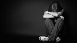مشكلتك إيه مع ابنك؟ أول ما شنبه يخط يقول لك "أنا بقيت راجل"