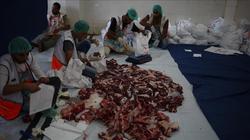 الهلال الأحمر التركي يوزع لحوم أضاحي على عائلات في قطاع غزة