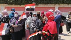 صور.. أعضاء مراكز شباب البحيرة ينظمون طوابير ناخبي "الشيوخ"
