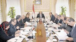 الحكومة تبحث الخروج من «ورطة الدولار» والرئيس يوجه بتوفير «كهرباء الصيف»
