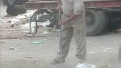 صور.. رئيس حي يشارك في تنظيف الشوارع بـ"مقشة" بملوي