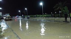 بالصور| الدفع بسيارات لشفط مياه سيول وادي الطور