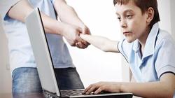 متى يمسك الطفل الموبايل ويجلس أمام الأجهزة؟.. خبير تربوي يجيب