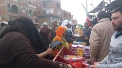 بالصور| قافلة غذائية بأسعار مخفضة لأهالي "أم سن" في كفر الشيخ