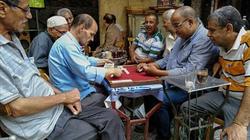 المقاهي تخالف تعليمات الوقاية: كوتشينة ودومينو وطاولة لتعويض الخسارة