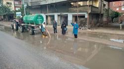 محلية كفر البطيخ تواصل كسح مياه الأمطار