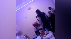 بالفيديو| عراك وتبادل لكمات بين شاب خليجي وفتيات فلبينيات