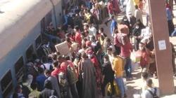 زحام شديد في محطة قطار ملوي