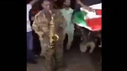 فيديو| جندي سوداني يعزف على آلة "الساكسفون" وسط المتظاهرين