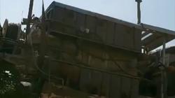 رفع سيارة صرف صحي ابتلعها هبوط أرضي في رأس غارب