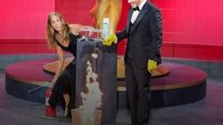 خوفا من كورونا.. مُقدم حفل Emmy Awards يشعل المسرح بالكحول