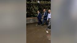 فيديو وصور.. مسؤولون حكوميون تحت المطر للإشراف والمتابعة والتوجيه