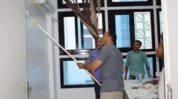 رئيس جامعة دمنهور يشارك في تنظيف ودهان كلية التربية