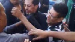 شعر صدره كشفه.. لص يتخفى في زي نساء لسرقة شفاط والأهالي يضربونه