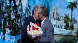 القرموطي يقبل جابر نصار ويهديه باقة ورد: "كنت عاوز أجبلك جنينة"